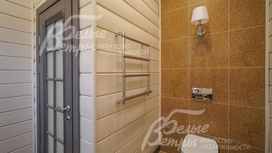 Часть стен в санузлах отделаны плиткой