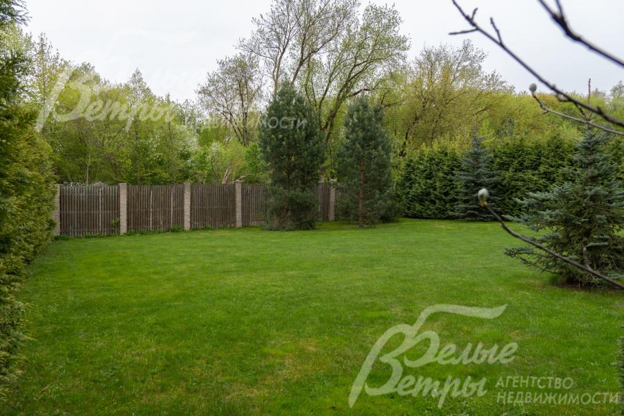 Участок облагорожен: высажен ровный газон, более 100 туй и хвойников высотой вдоль забора, участок огорожен, на нём - достаточно места для дополнительных строений