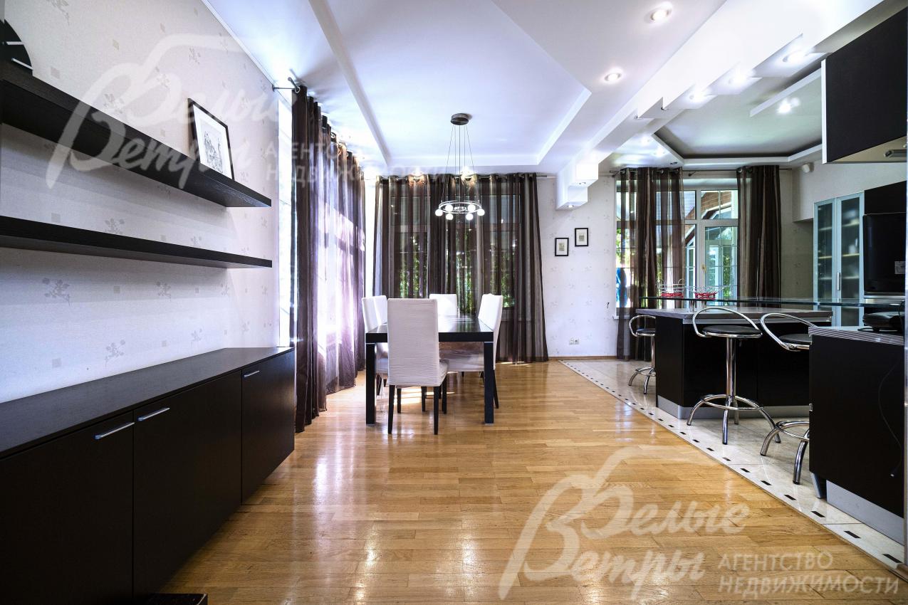 На полу в зоне столовой - штучный дубовый паркет, в зоне кухни - коллекционный керамогранит