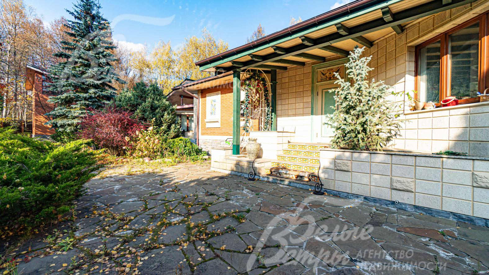 Крыльцо одной из двух частей дома