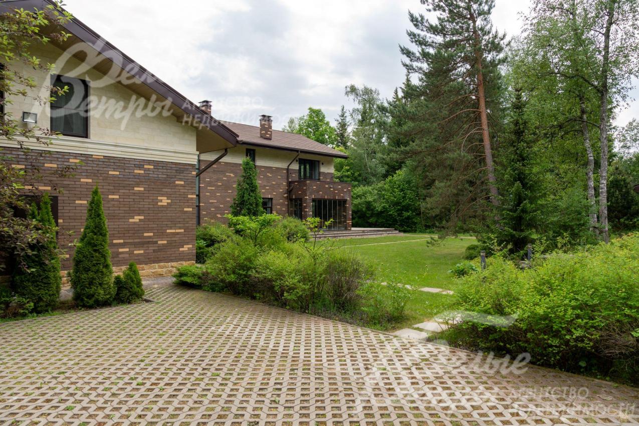 Всего на участке сотки деревьев и цветущих растений. 