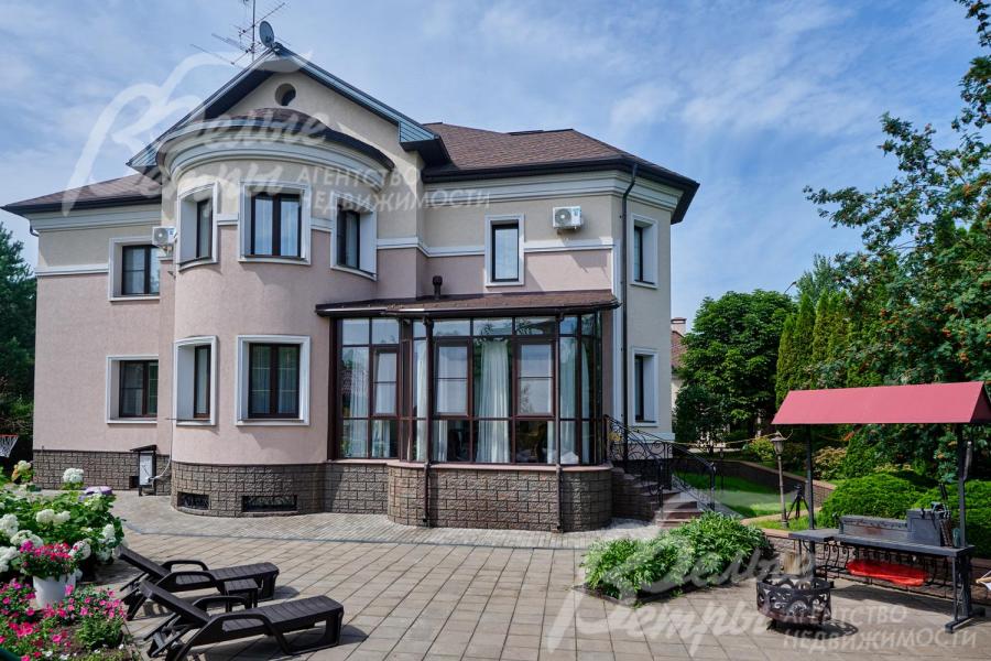 Вид на застеклённую террасу с зоны отдыха