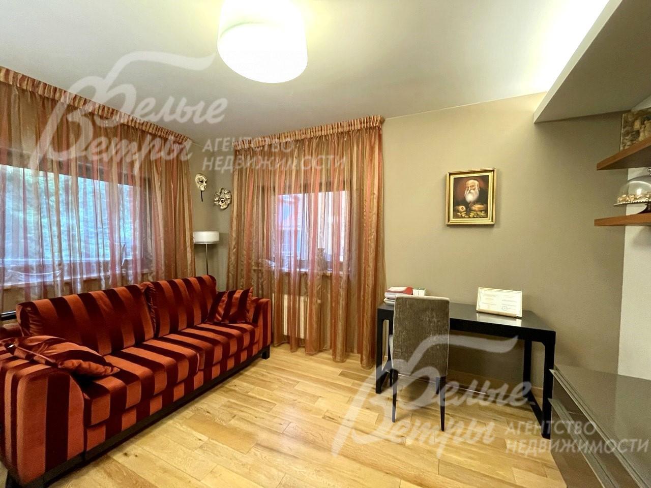 Кабинет-спальня на 1-ом этаже