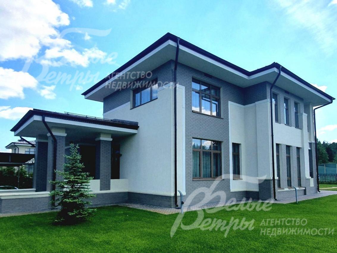 Из дома есть выход на террасу и участок.