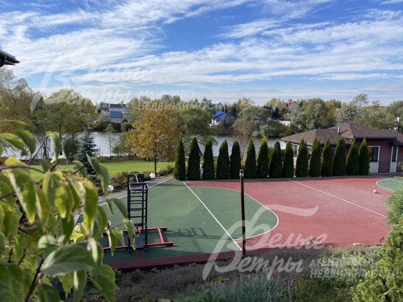 На участке расположена баня 269 кв.м с квартирой для персонала и летней кухней. 