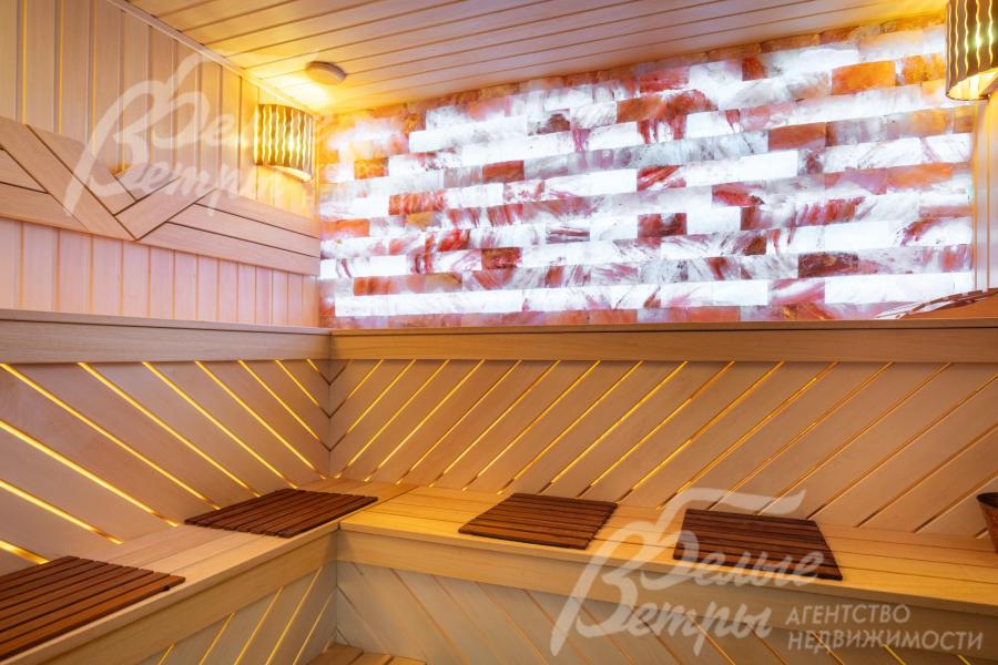 На первом этаже расположена парная с парогенератором и соляной стеной