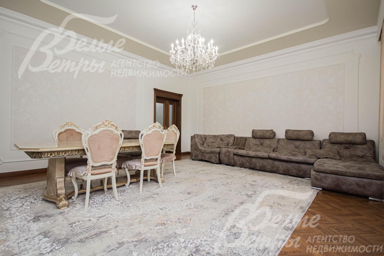 Просторная гостиная-столовая