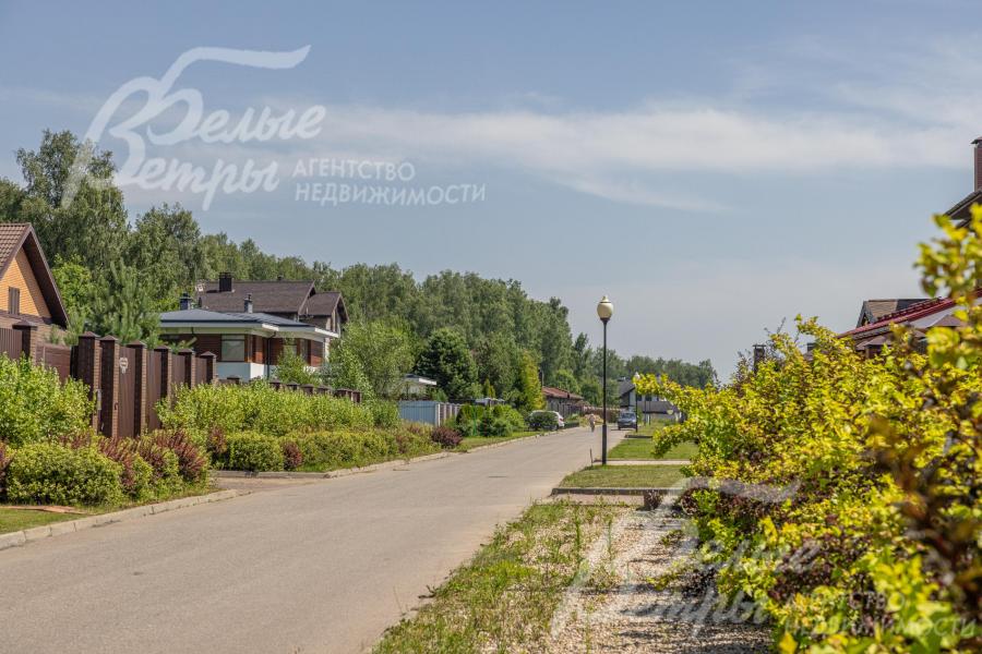 Дом расположен в охраняемом коттеджном посёлке с центральными коммуникациями