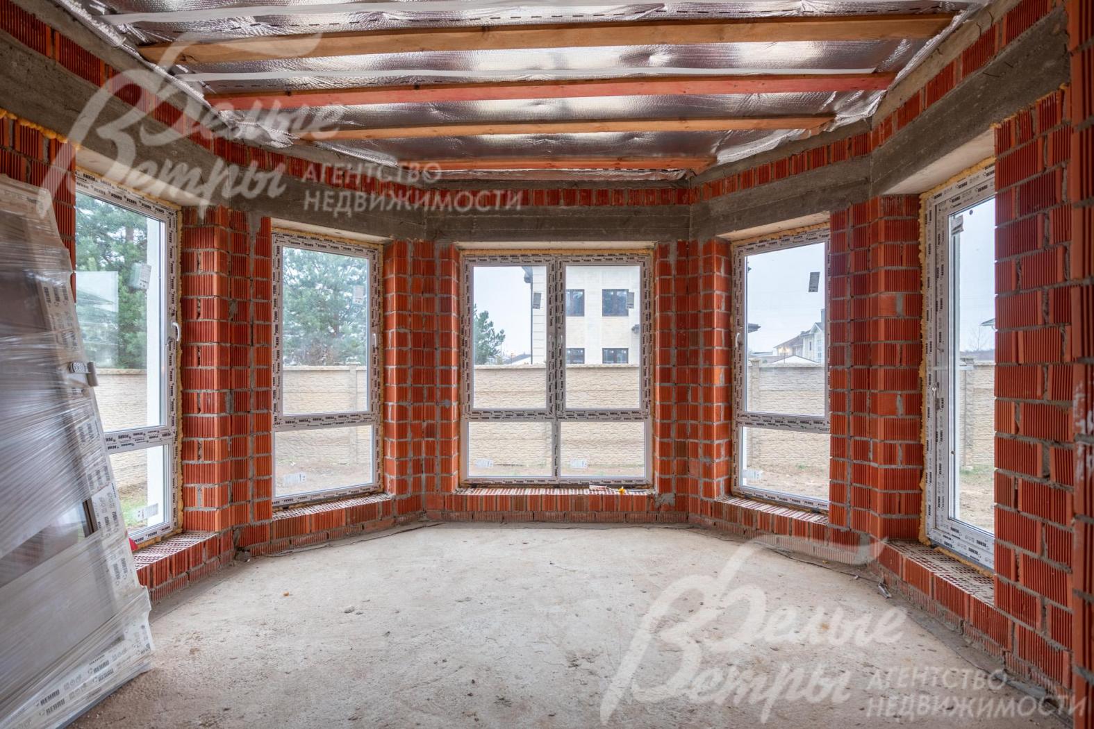 Кухня-столовая - с изящным эркером с большими окнами, рядом в планировке - зимний сад с выходом на участок