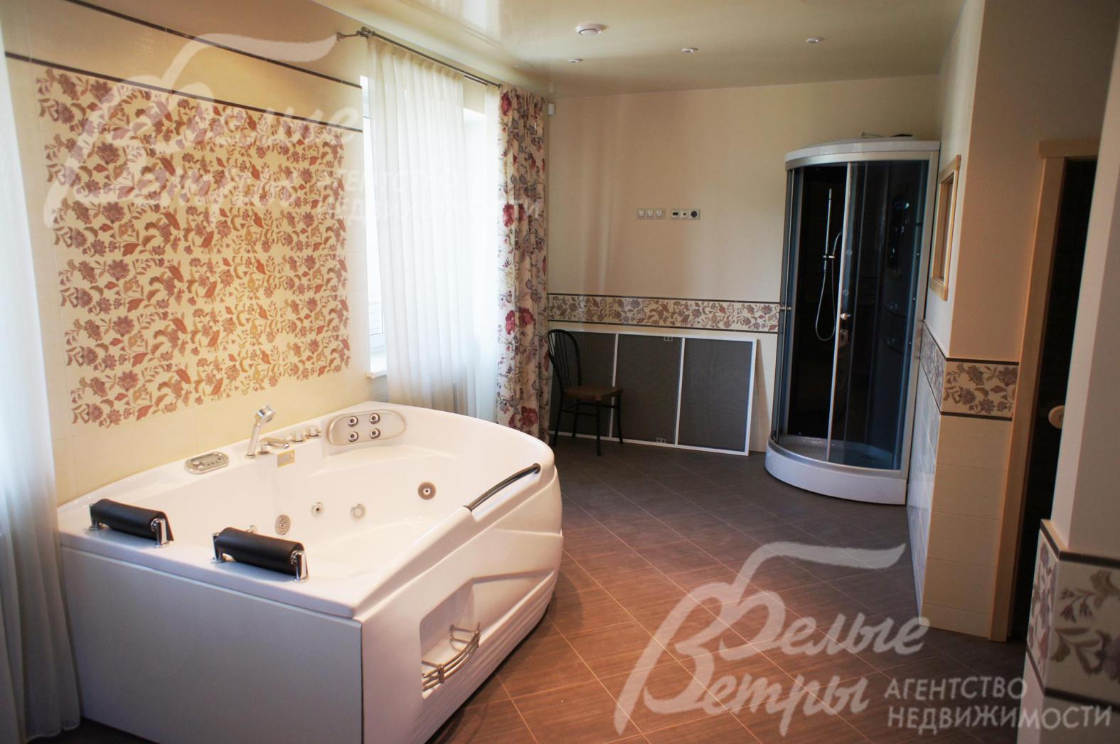 Большой санузел с ванной-джакузи