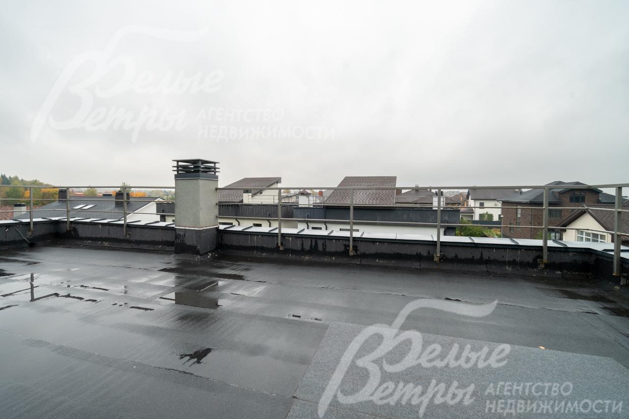 Одна из площадок эксплуатируемой кровли (с парапетом и ограждением)
