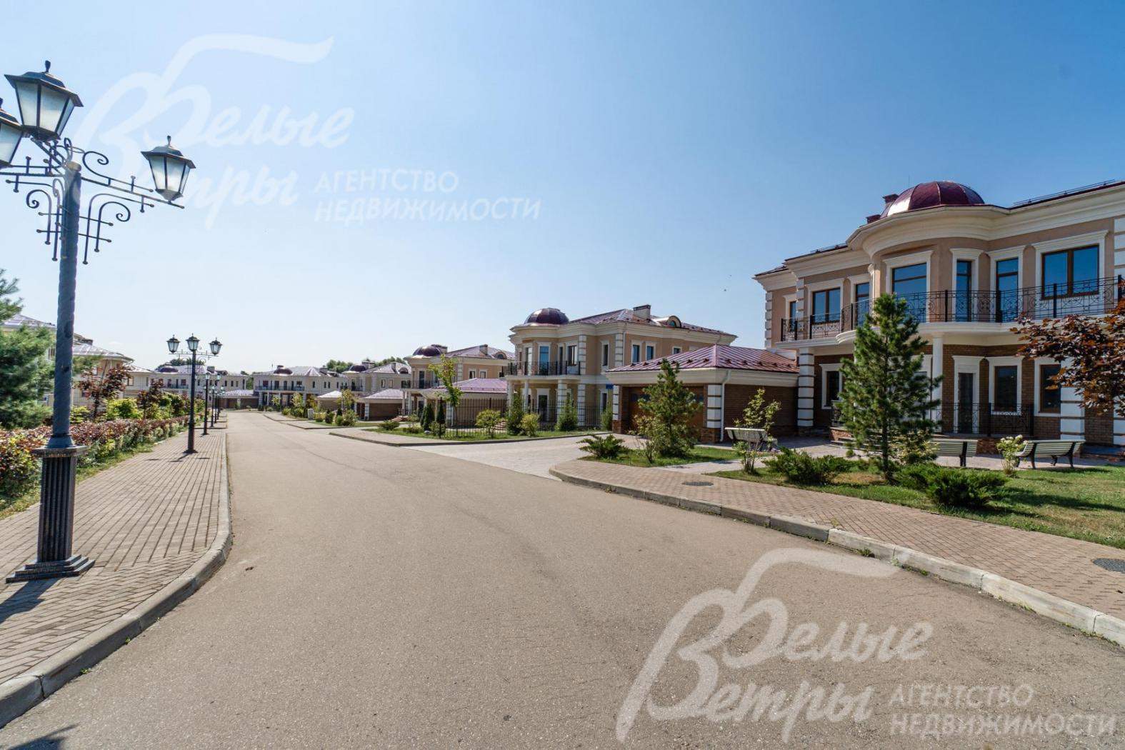 Широкие асфальтовые дороги и тротуары из брусчатки в поселке Николинские Ключи