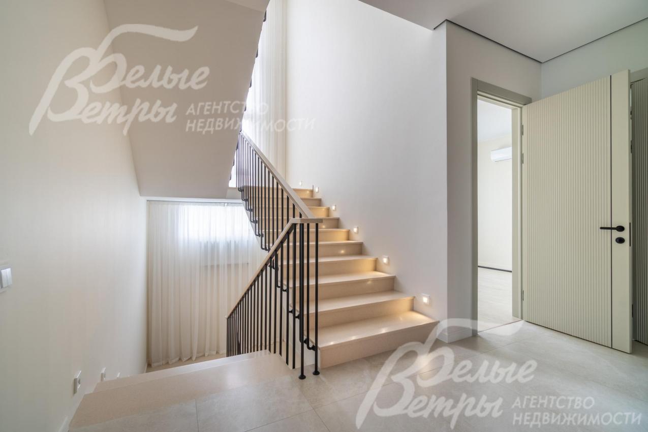 Лестница отделанная искусственным камнем