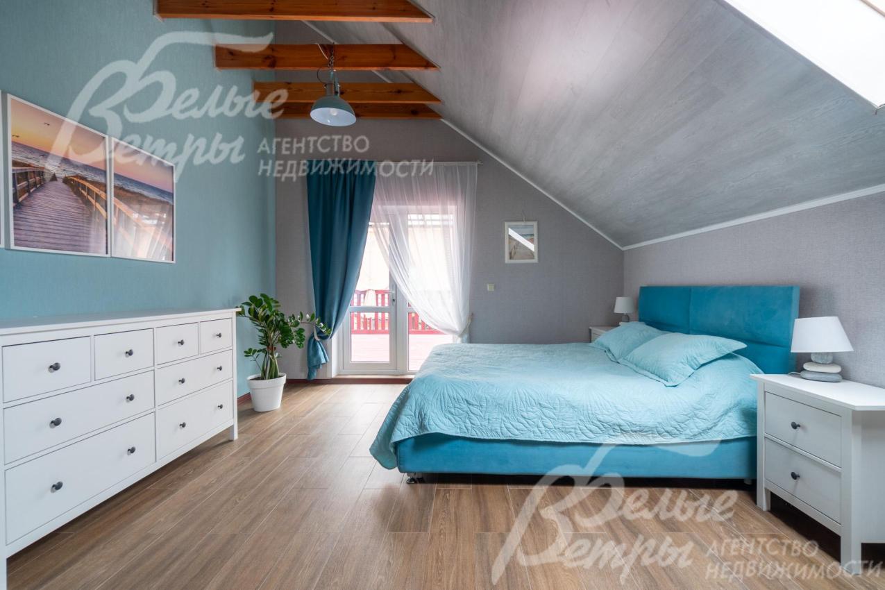 Потолок в спальне отделан деревянными балками, а из террасы - вход в отдельную комнату свободного назначения площадью 18 кв.м