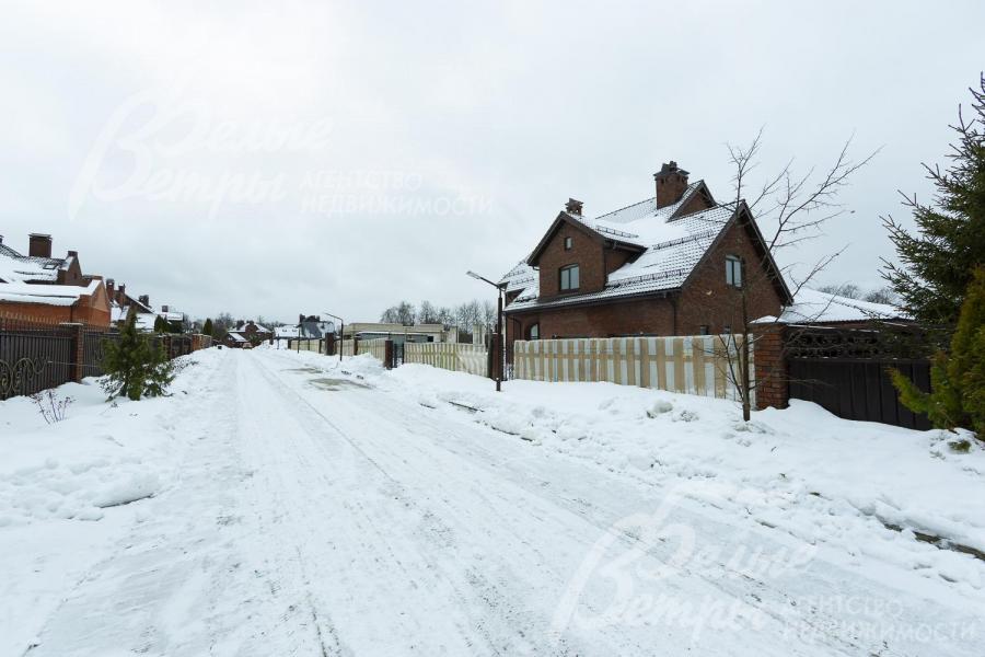 До участка ведёт асфальтированная освещенная дорога