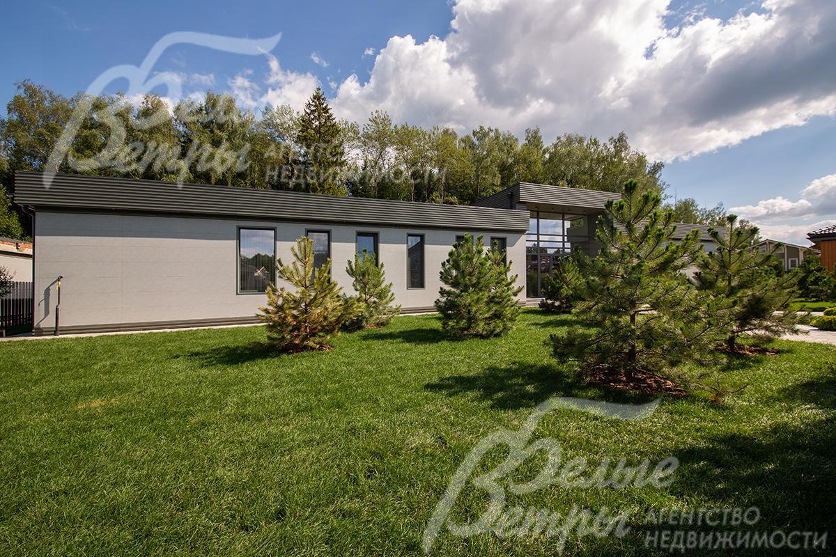 Дом стоит на зелёном облагороженном участке в одной из лучших локаций Новой Москвы