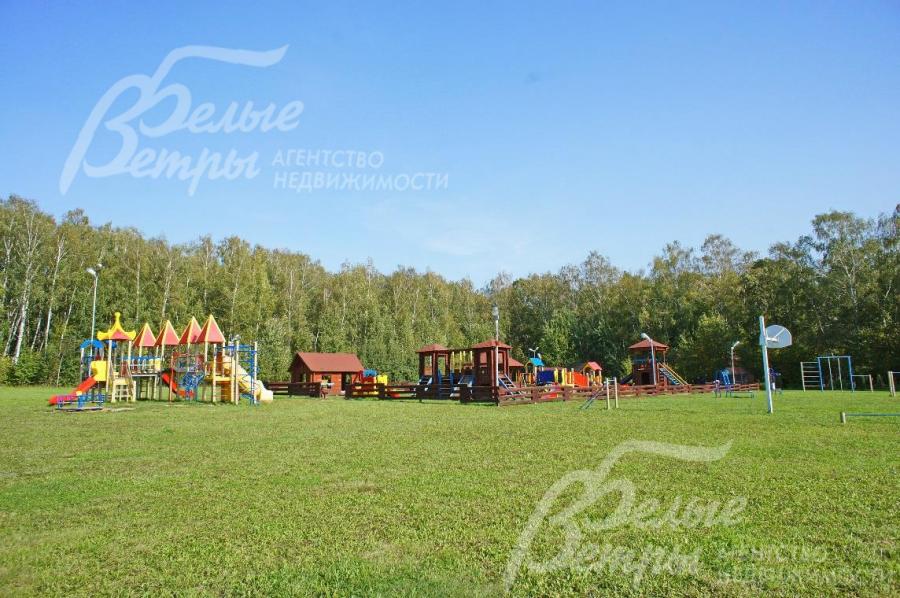 Детские игровые площадки на территории поселка.