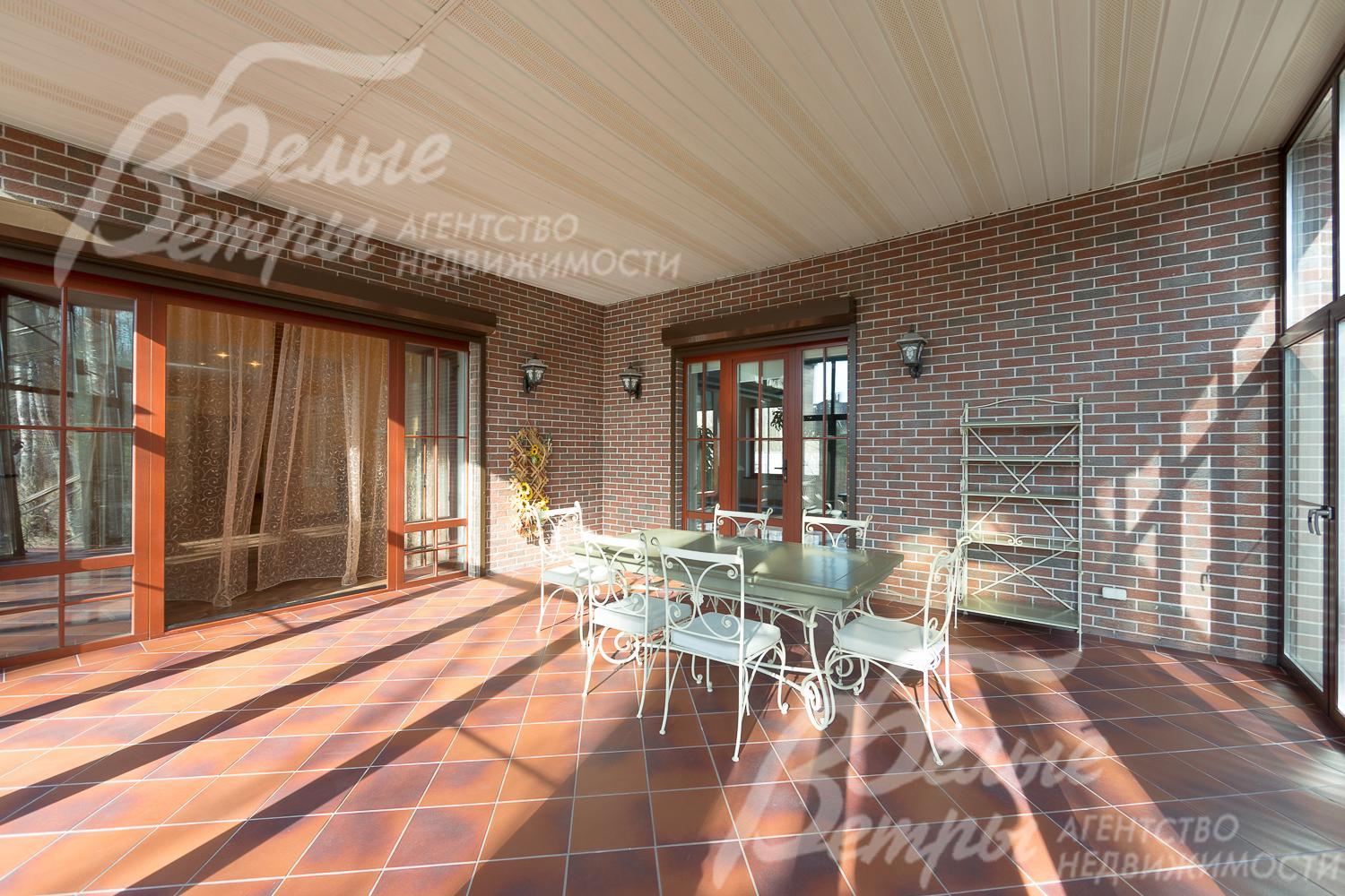 Выйти на веранду можно из Гостиной и из СПА-зоны