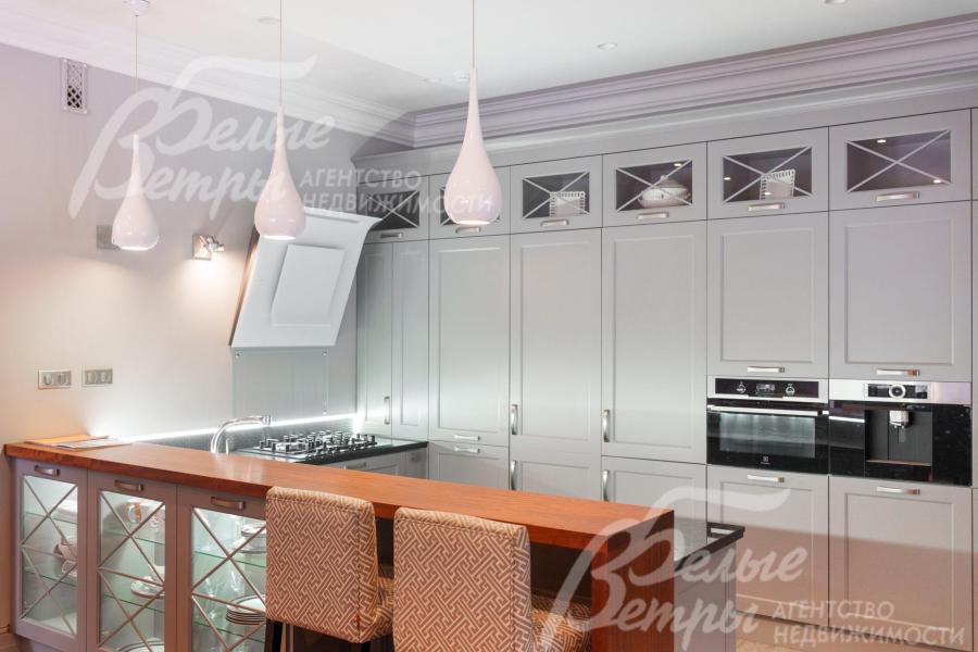 Кухонный гарнитур с витринами, островом и барным столом, выполненный по эскизам дизайнера.