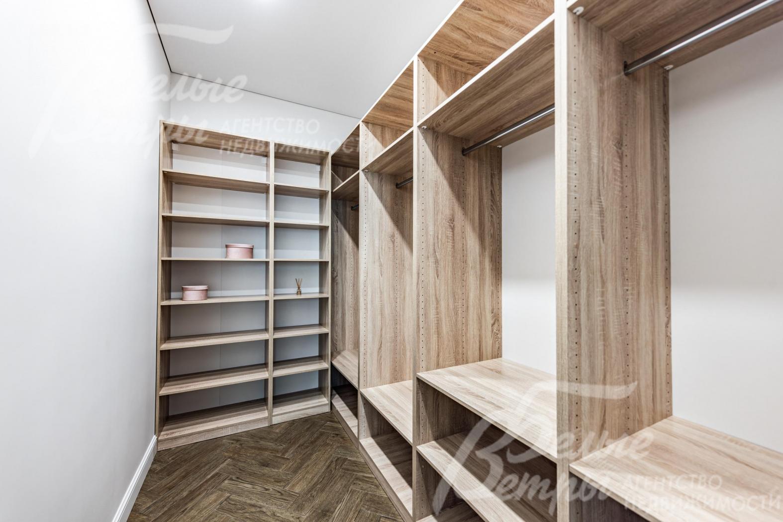 Гардеробная в мастер-спальне