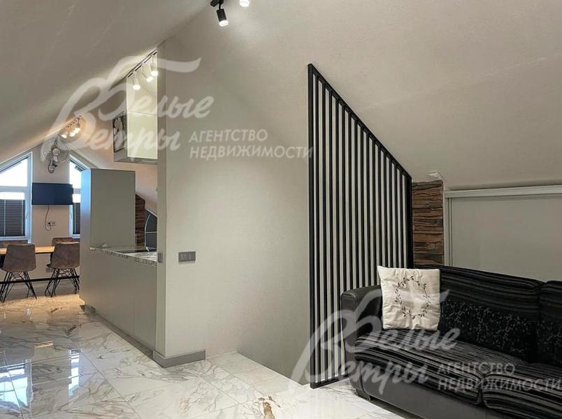 Просторная квартира-студия площадью 120 кв.м на мансардном этаже