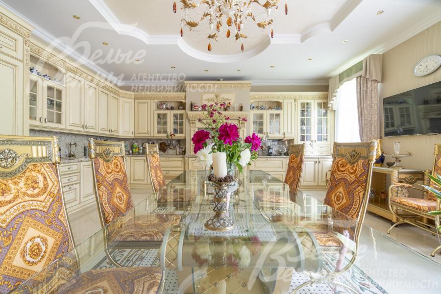 Обеденная группа на 6 персон с прозрачным столом и дизайнерскими стульями