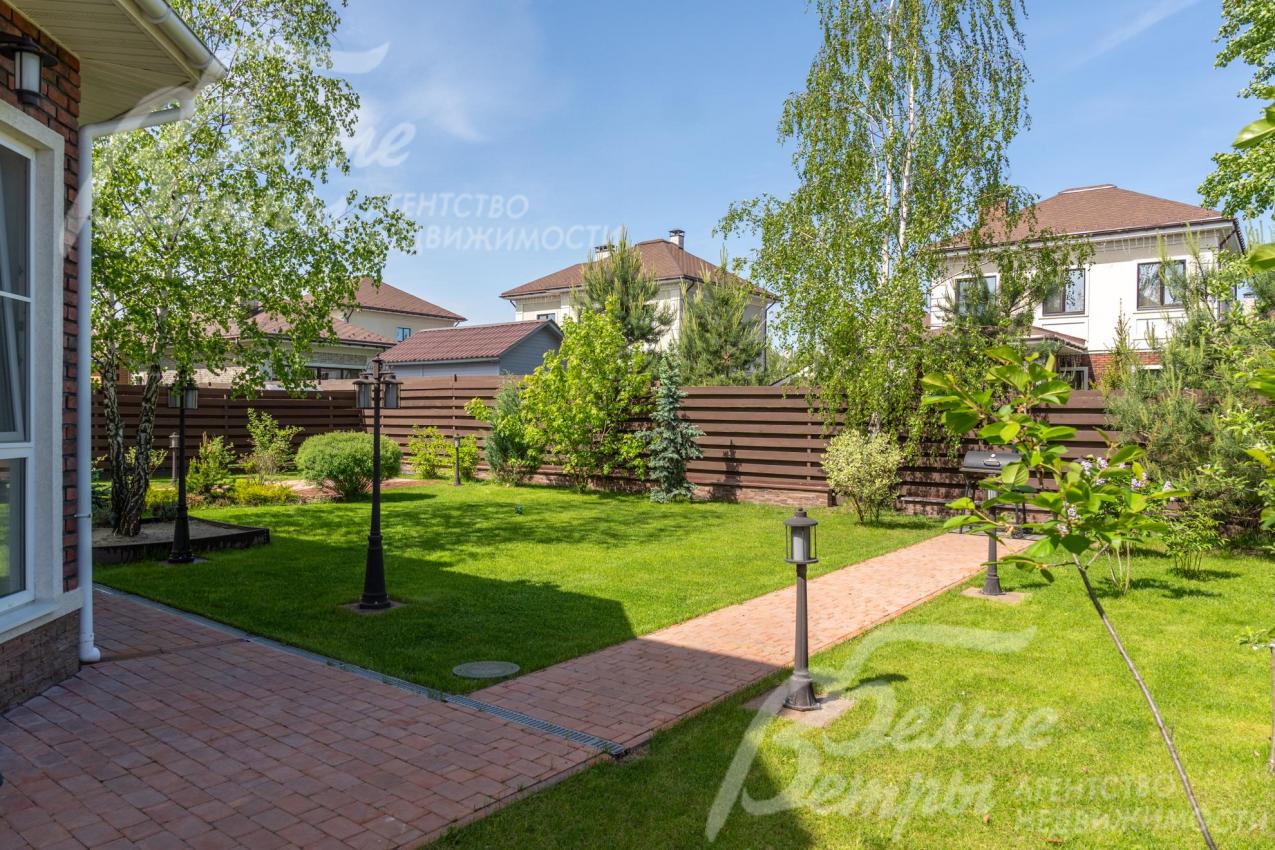 Дорожки и отмостка – из качественной брусчатки на железобетонном основании