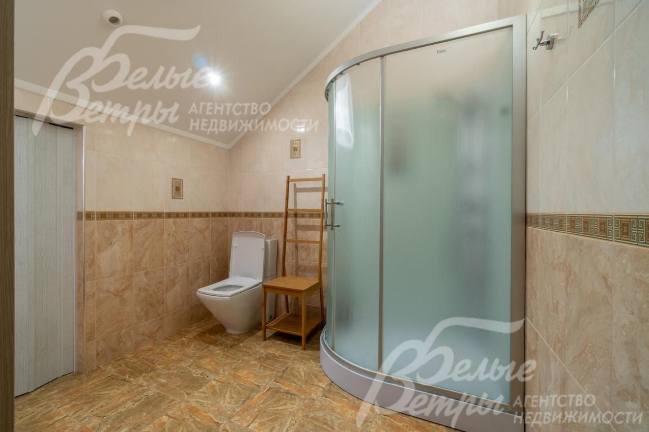 Санузел на мансардном этаже с душевой