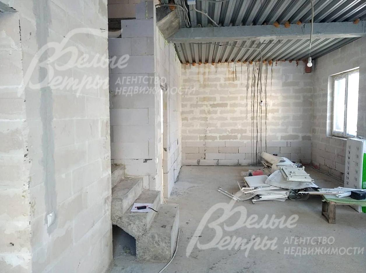 Выполнены разводка отопления, лучевая система водоснабжения, канализация, электричество (3 точки на комнату)