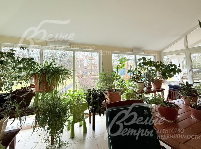 Ещё одной зоной отдыха на первом этаже является зимний сад с панорамными окнами