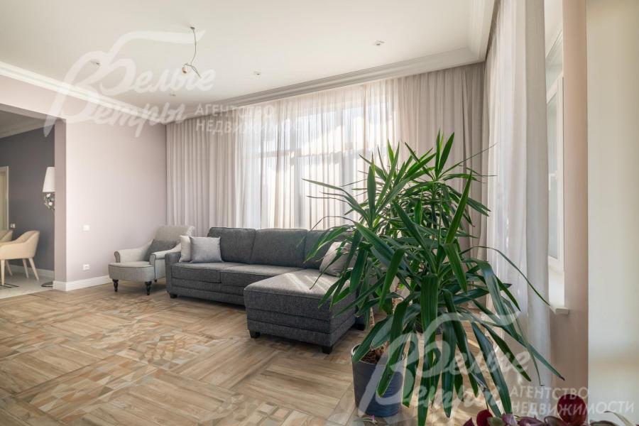 В гостиной стоит диван ESTETICA, из гостиной есть выход на просторную крытую террасу 20 кв.м