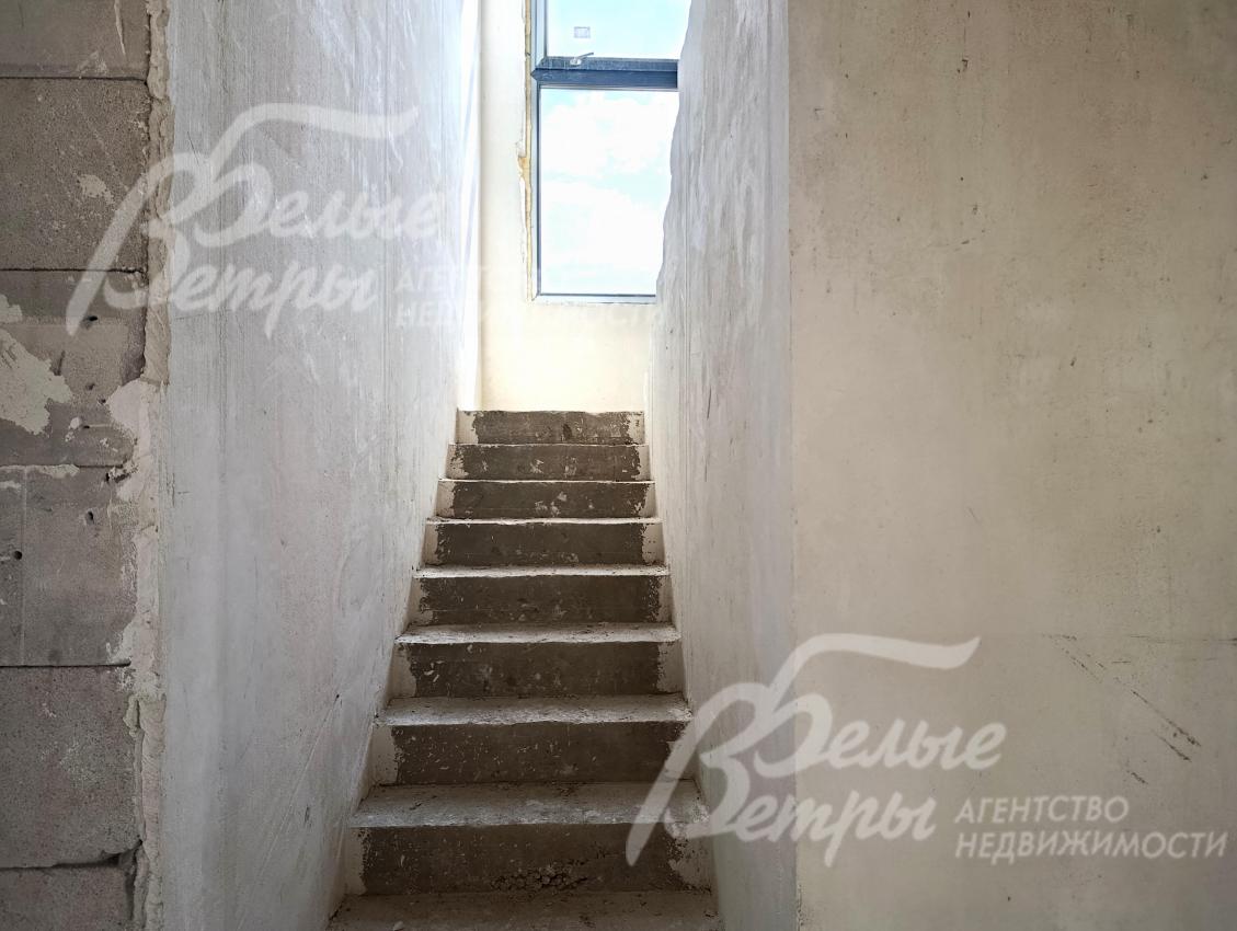 Подготовлена железобетонная лестница, ведущая на второй и мансардный этажи