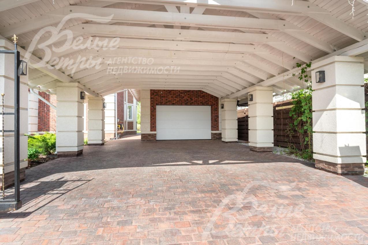 Парковка перед гаражом для двух автомобилей