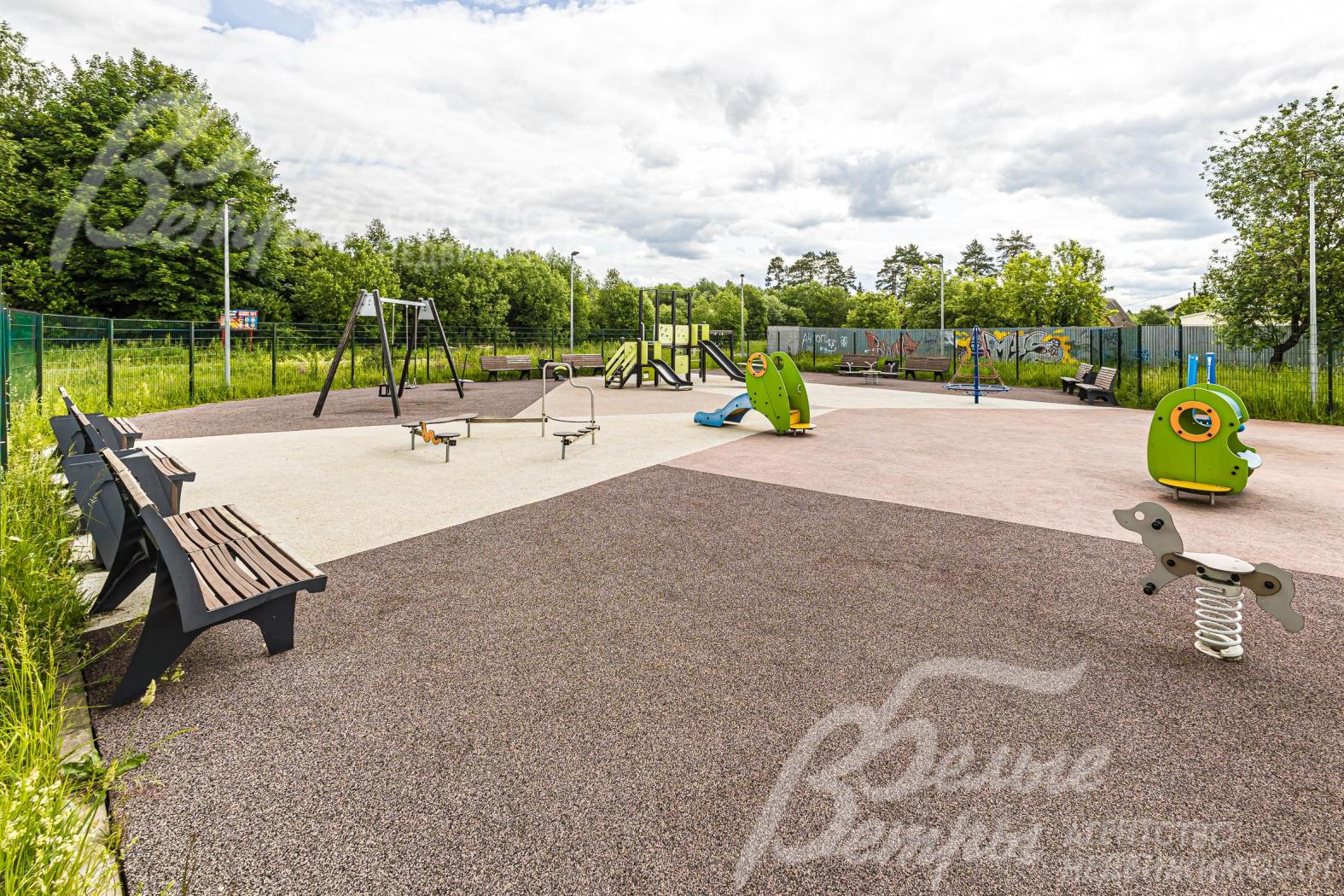 Детская площадка в поселке.