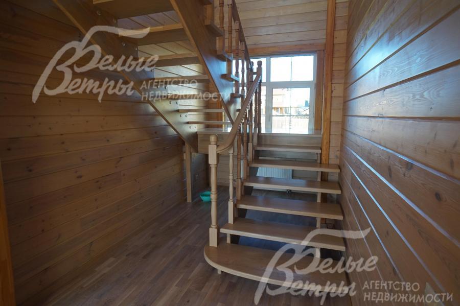 Широкая лестница из массива дуба.