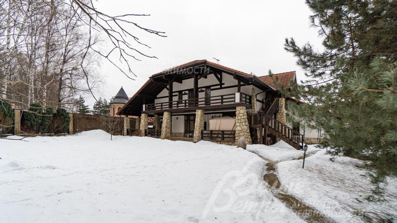 На участке устроены освещение, автополив, профессиональный рулонный газон для гольфа