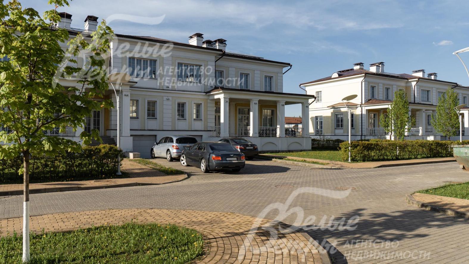 В поселке есть КПП, патрулирование, охранная сигнализация в доме