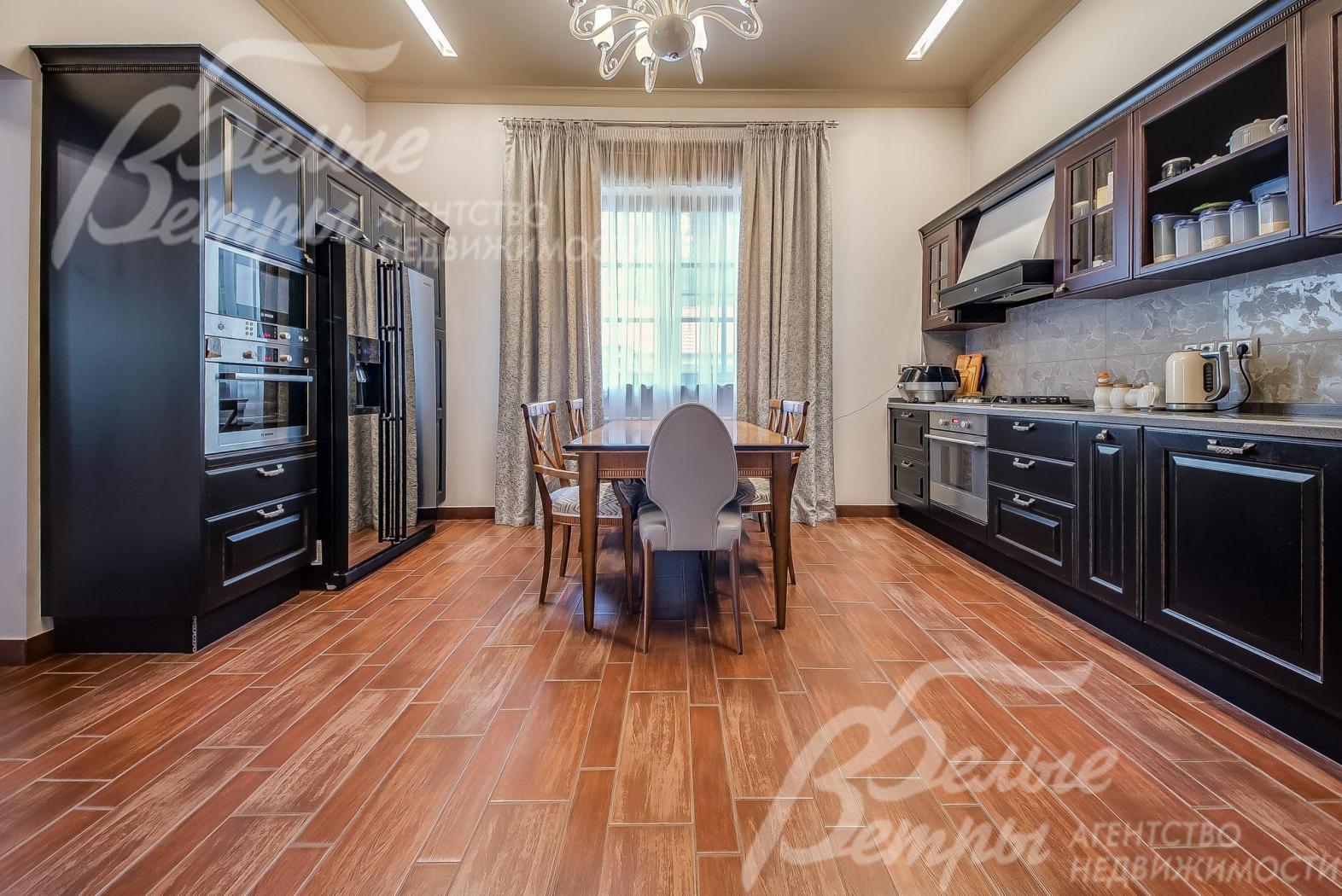 На кухне на полу плитка