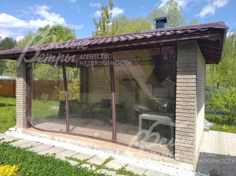 На участке стоит беседка-барбекю (на фото - в центре) и оздоровительный комплекс со спортзалом, баней и гостевой комнатой (на фото - справа)