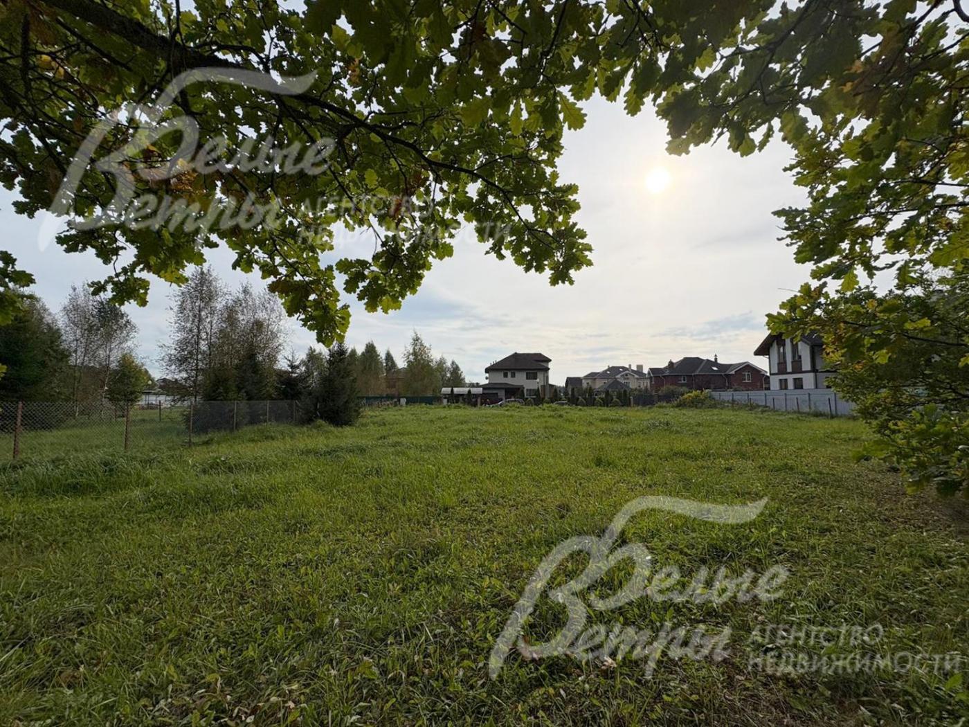 Рядом с участком - заселённые коттеджи