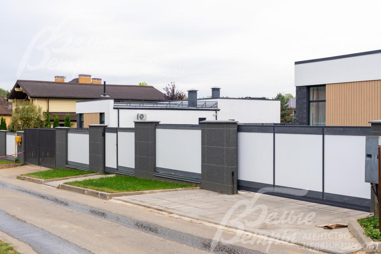 В 100 метрах от участка - большой пруд, в 500 метрах - лес, также рядом река Незнайка