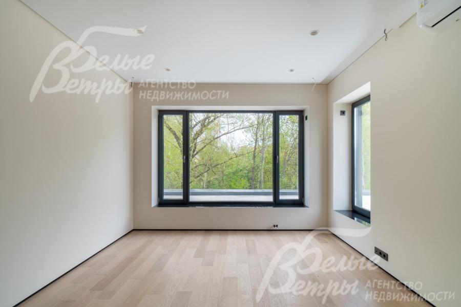 Выполнена отделка "под ключ" из дорогостоящих материалов, в светлых тонах с яркими тёмными акцентами