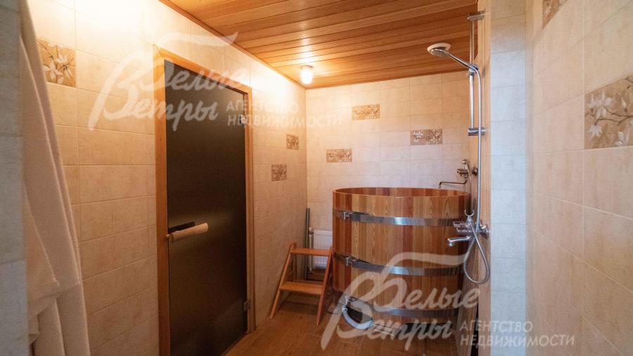 Предбанник с душевой и бочкой-купелью