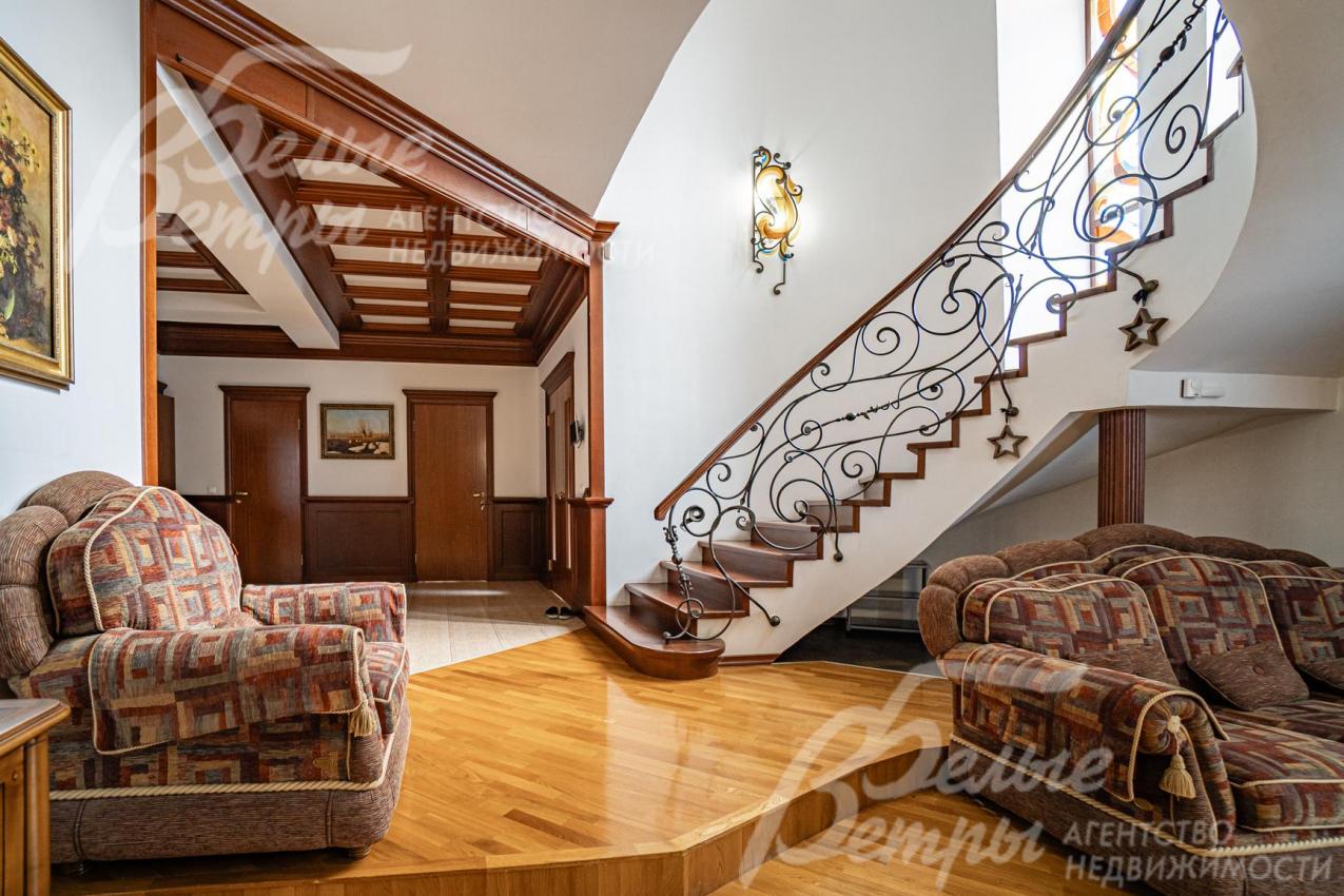 Лестница со ступенями из дуба, перила авторские кованые.