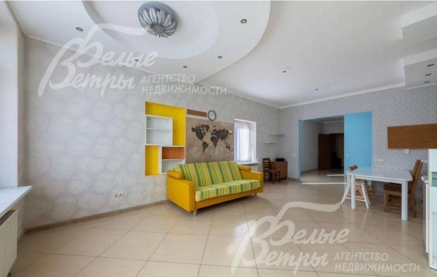 В зоне кухни-столовой можно разместить обеденную группу или мягкую мебель