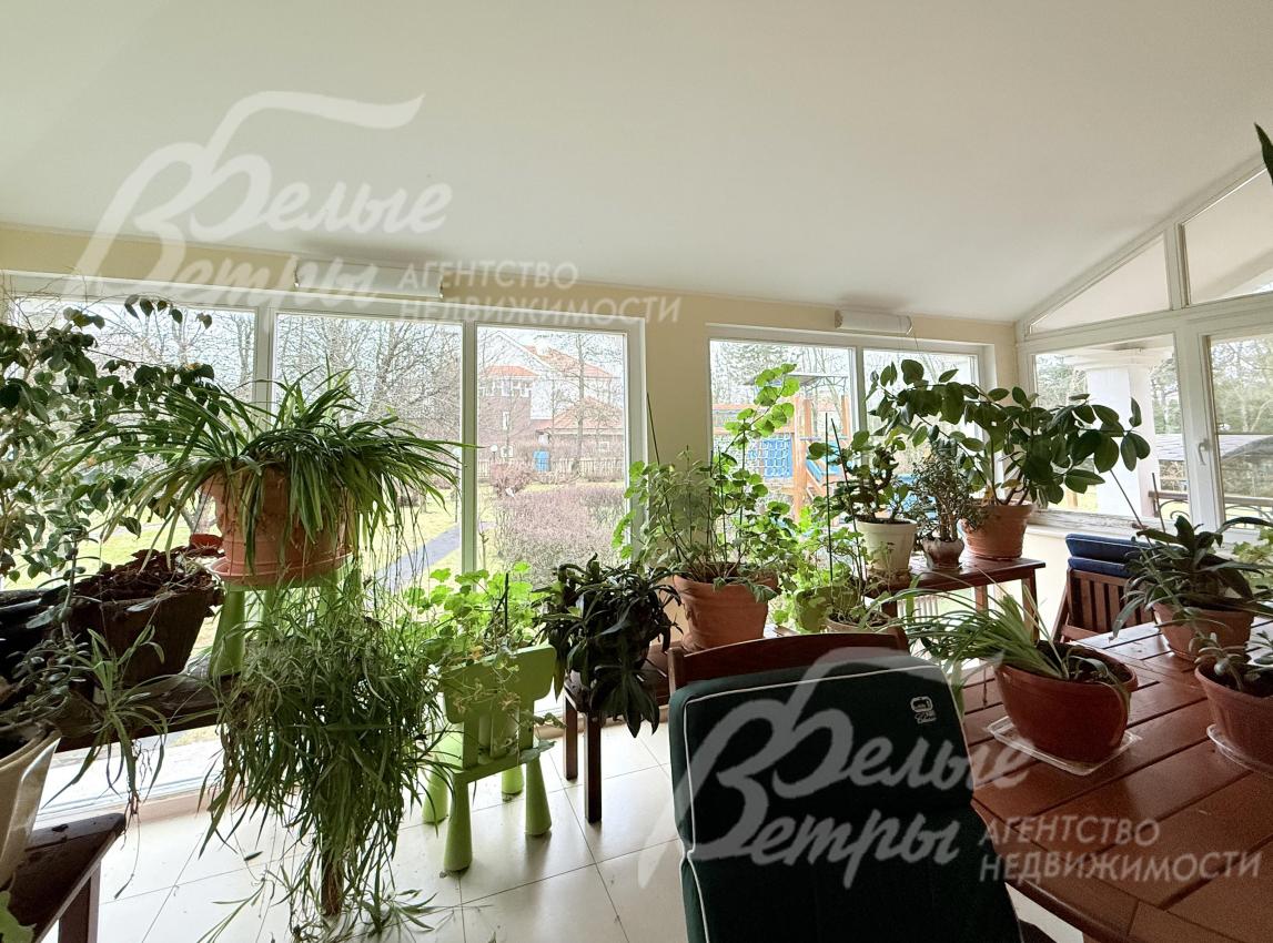 Ещё одной зоной отдыха на первом этаже является зимний сад с панорамными окнами