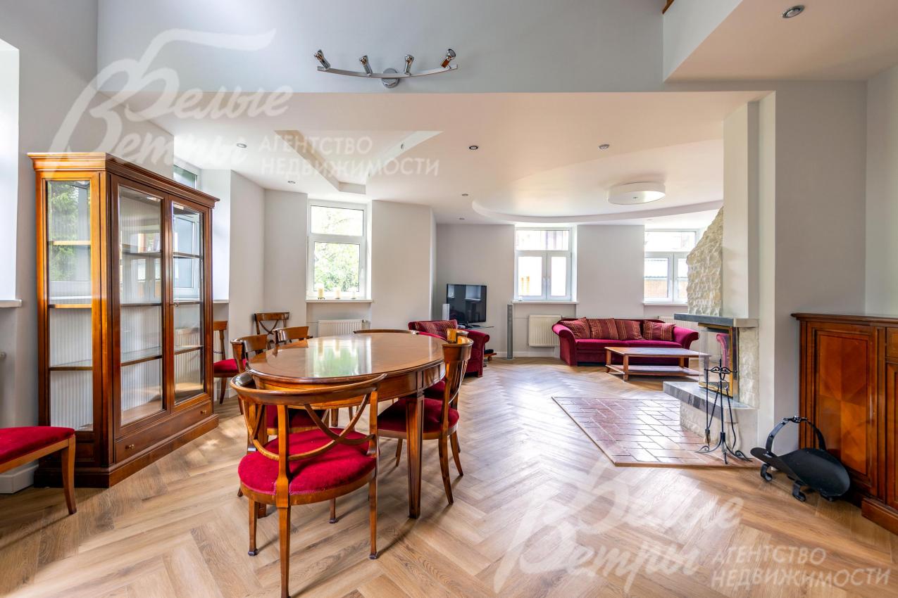 Отделка пола в гостиной-столовой - кварцвиниловое покрытие, потолки из гипсокартона