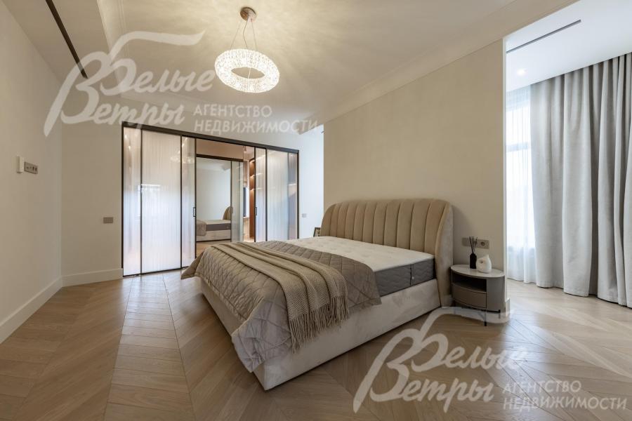 Главная мастер спальня с большой гардеробной и санузлом