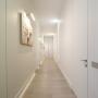 Коридор. В доме установлены двери скрытого монтажа высотой 2,6 м