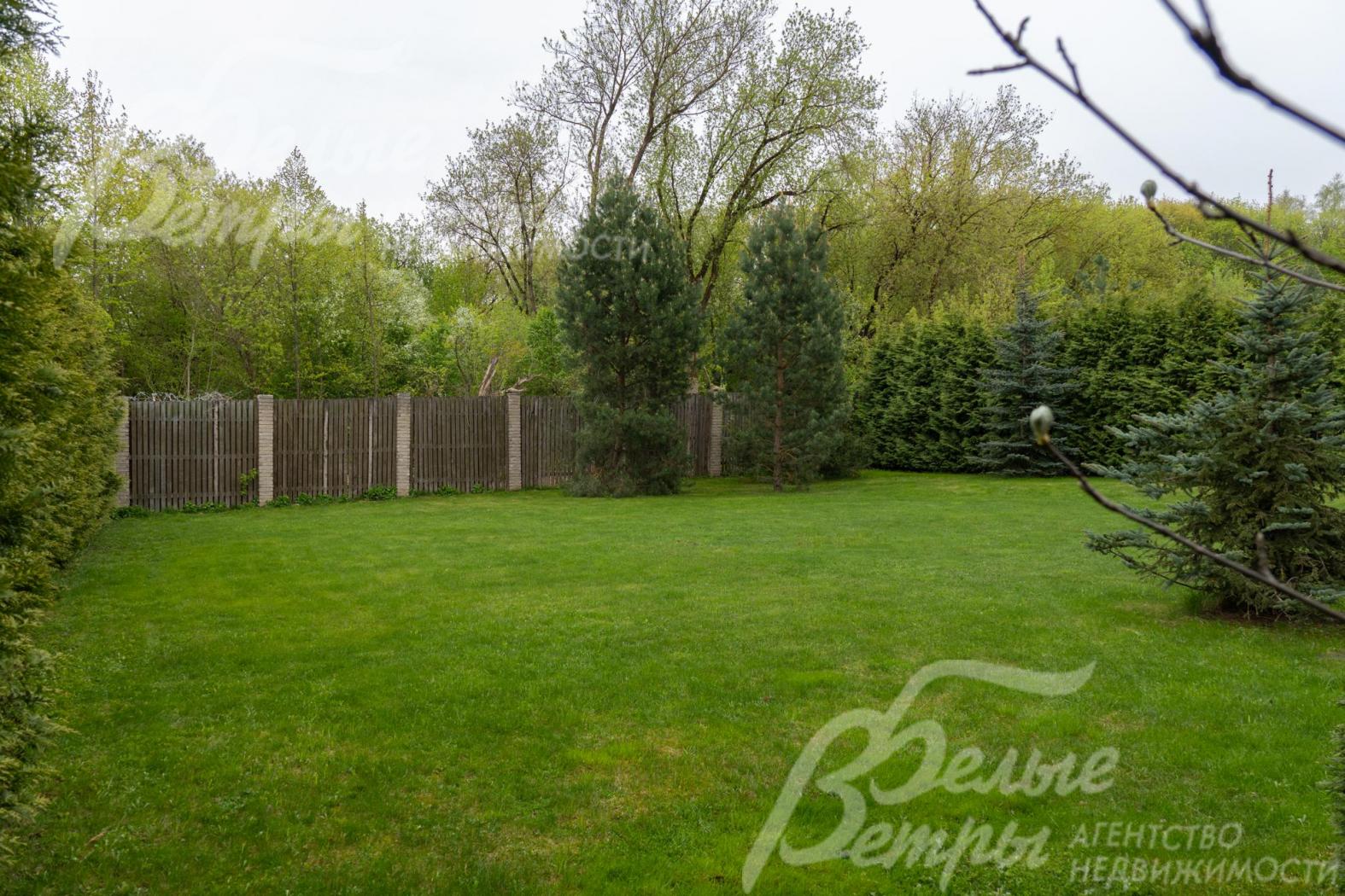 Участок облагорожен: высажен ровный газон, более 100 туй и хвойников высотой вдоль забора, участок огорожен, на нём - достаточно места для дополнительных строений